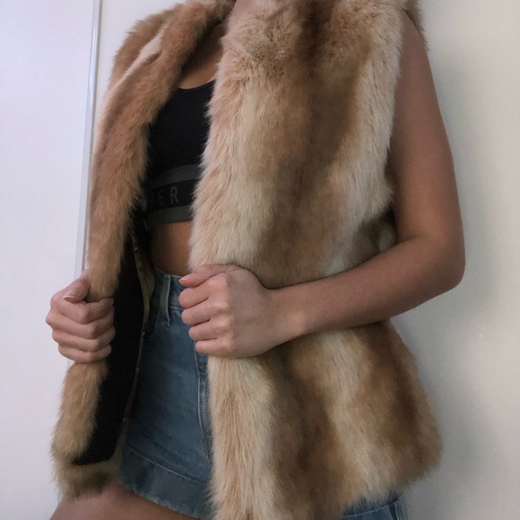 🦋3 FOR 30🦋 FAKE FUR VEST - Picture 1 of 3